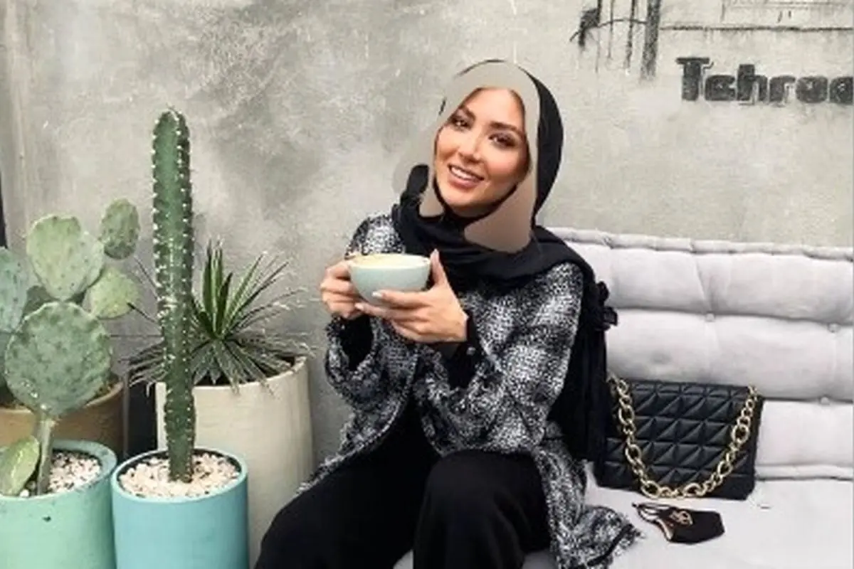 مینا مختاری همسر بهرام رادان در کنار میز خوراکیهای رنگارنگ و گوشی تاشو همسر بازیگر + عکس