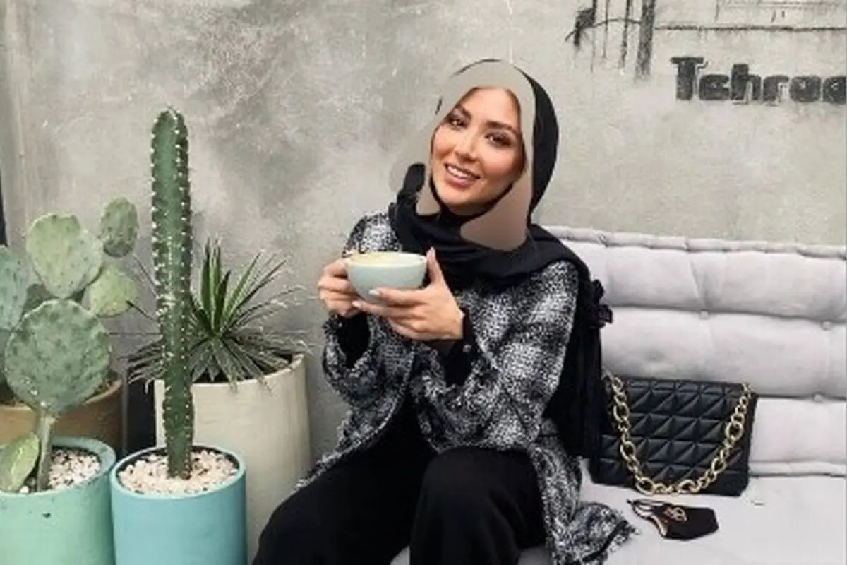 مینا مختاری همسر بهرام رادان در کنار میز خوراکی‌های رنگارنگ و گوشی تاشو همسر بازیگر + عکس