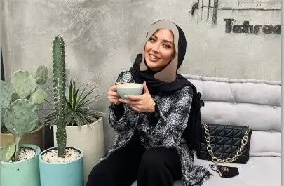 مینا مختاری همسر بهرام رادان در کنار میز خوراکی‌های رنگارنگ و گوشی تاشو همسر بازیگر + عکس