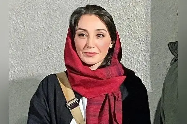 هدیه تهرانی در دکوراسیون نوستالژیک دهه ۶۰؛ سفر به گذشته در قهوه‌خانه سنتی