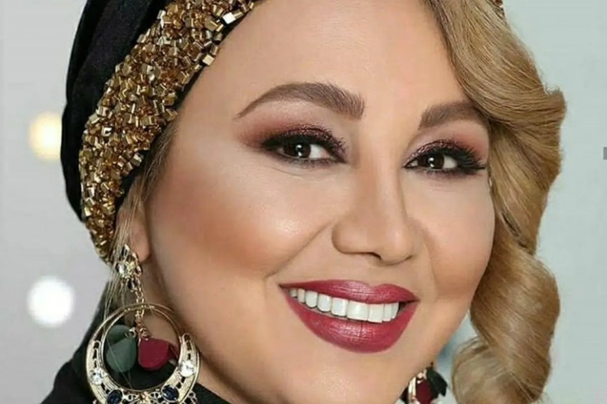 عکس جدید بهنوش بختیاری در کنار پدر و مادرش در یک رستوران گردی پرانرژی و خانوادگی