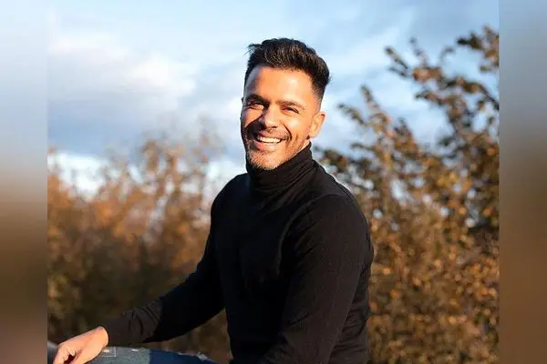 میز چوبی ساده و گلدان‌های بزرگ؛ فضایی دنج و دوستانه برای دیدار استاد شماعی‌زاده و سیروان خسروی