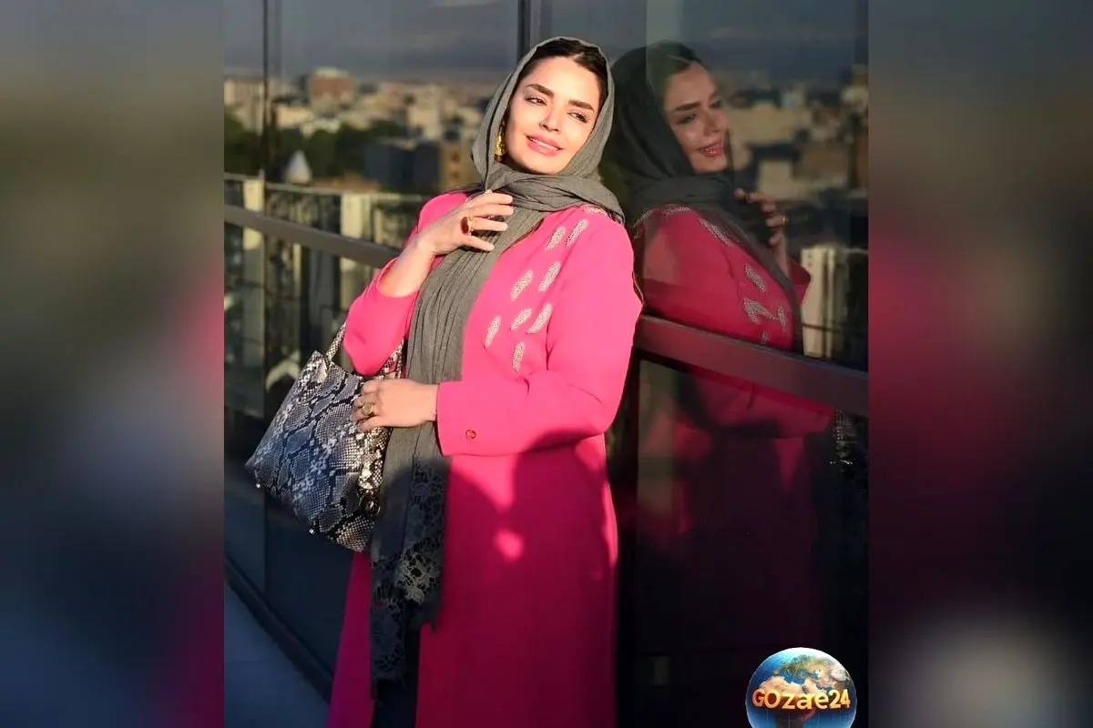 سپیده خداوردی در بابلسر با استایل قرمز رنگ پافر و هودی برای عکسی یادگاری در کنار دریا