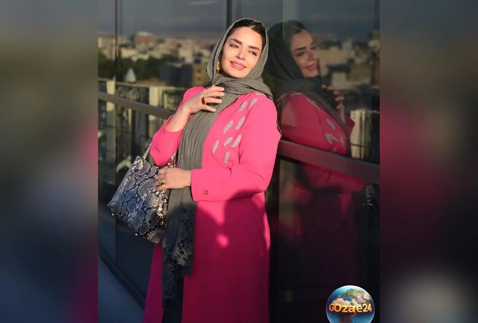 سپیده خداوردی در بابلسر با استایل قرمز رنگ پافر و هودی برای عکسی یادگاری در کنار دریا