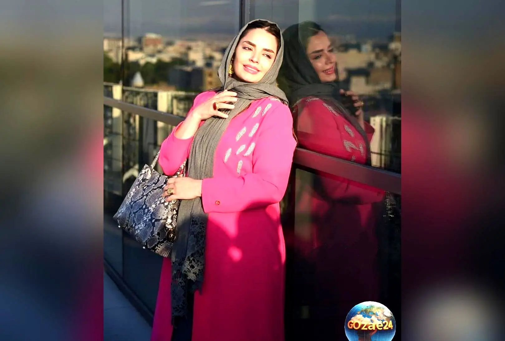 سپیده خداوردی در بابلسر با استایل قرمز رنگ پافر و هودی برای عکسی یادگاری در کنار دریا