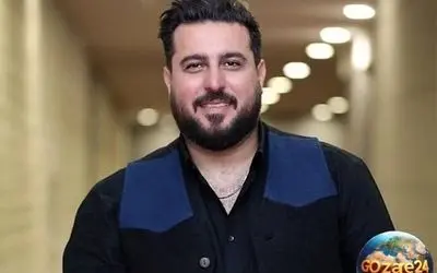 تصویر قدیمی و سیاه‌وسفید از محسن کیایی در سن 24 سالگی با استایل دهه هفتادی و عناصر پاییزی
