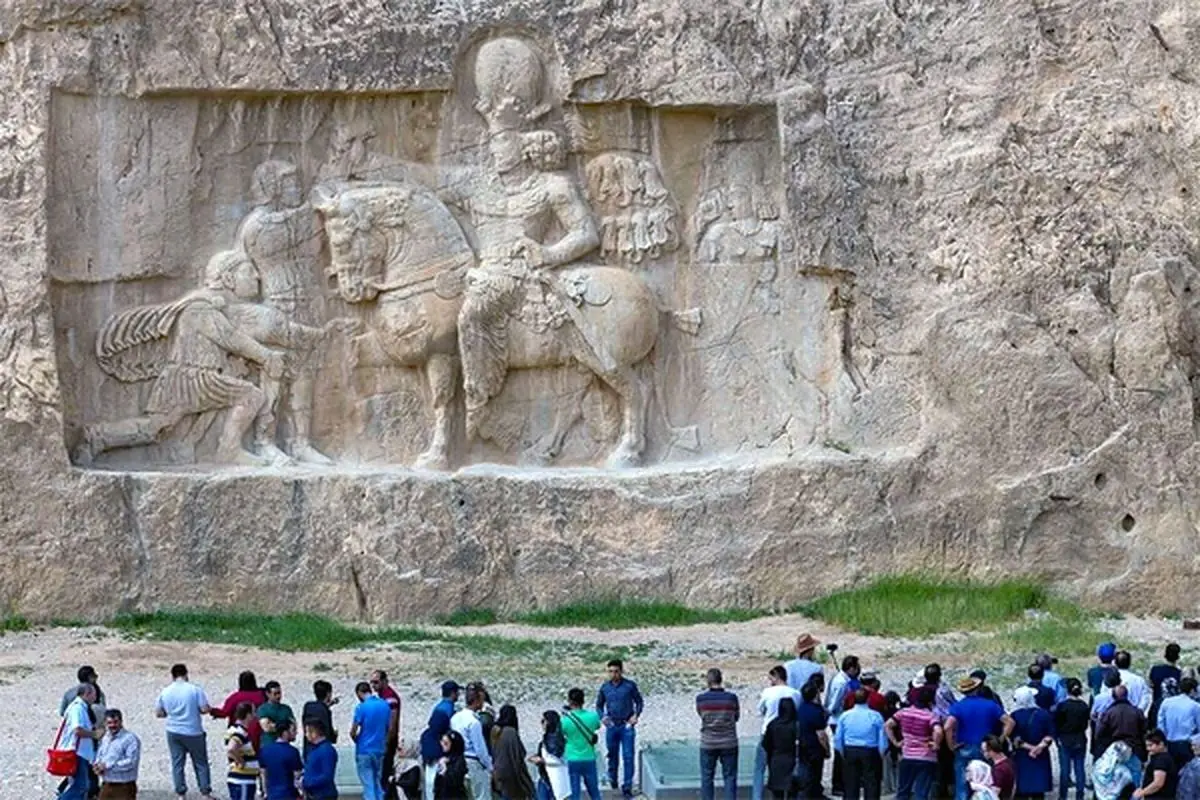 فرونشست زمین نزدیک نقش رستم و تخت جمشید؛ هشدار کارشناسان درباره بحران آب و میراث فرهنگی در ایران
