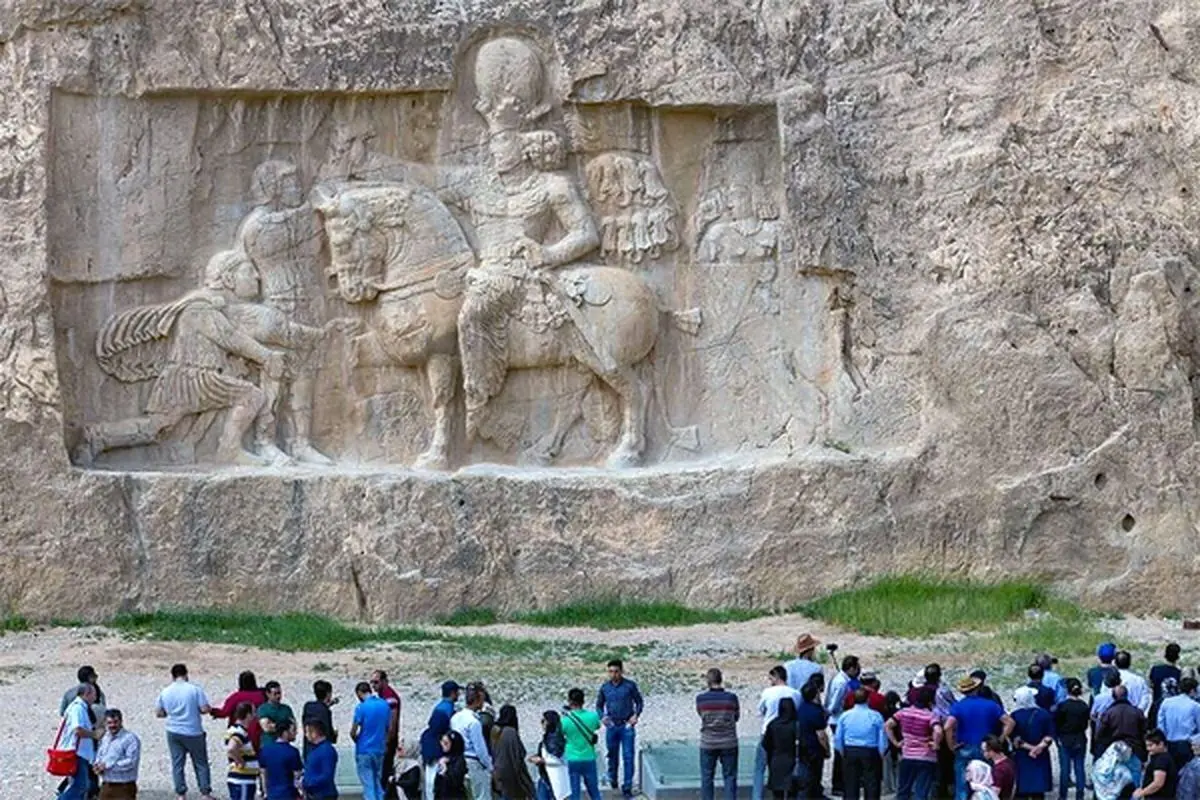 فرونشست زمین نزدیک نقش رستم و تخت جمشید؛ هشدار کارشناسان درباره بحران آب و میراث فرهنگی در ایران