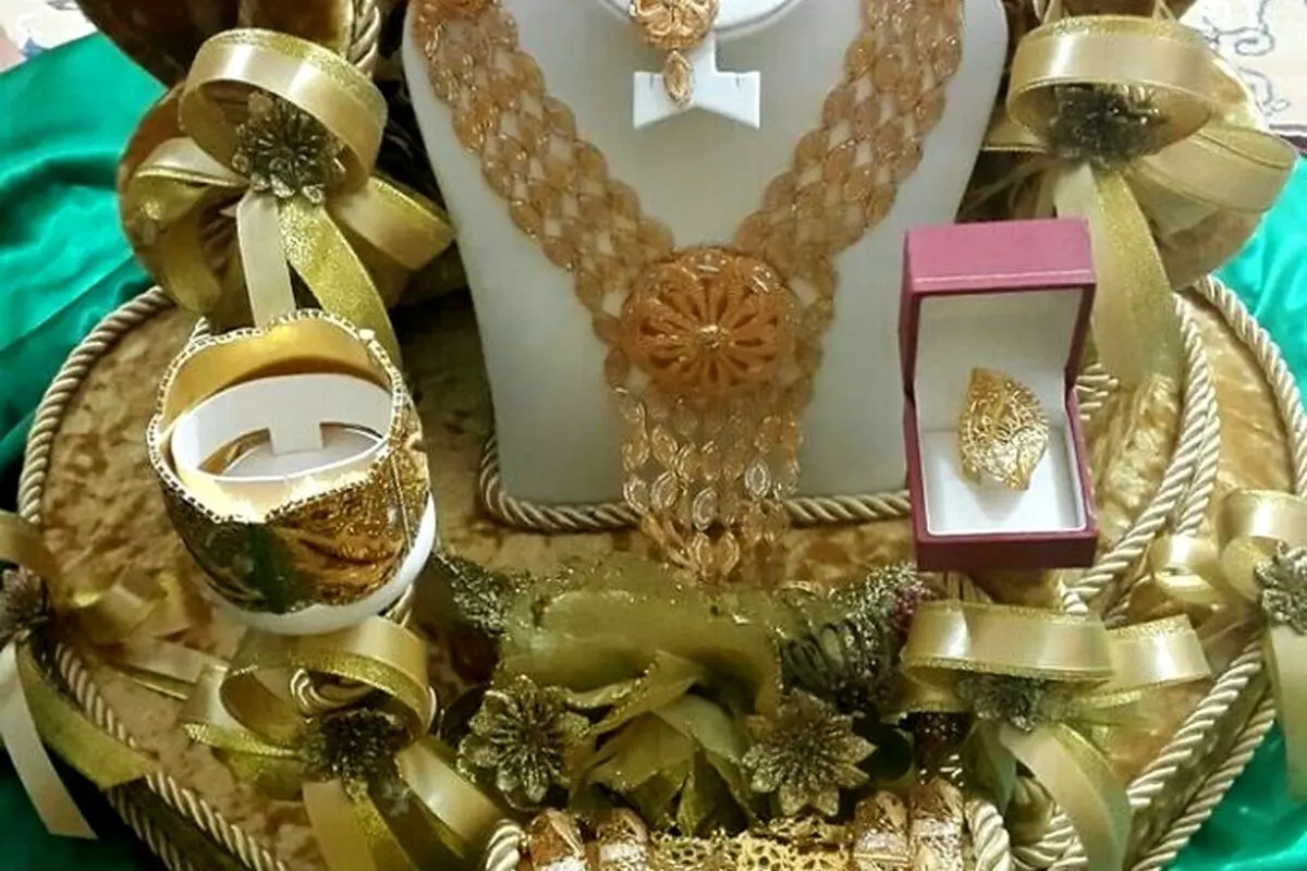 خلاقیت خنده‌دار عروس ایرانی با طلاهایش برای خرید ماشین رویاها + تصویر جالب