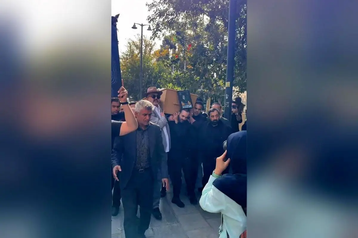 مراسم تشییع پیکر زنده یاد امید جهان با حضور جمعی از هواداران و هنرمندان برگزار شد
تشییع پیکر امید جهان، یادبودی متفاوت در دل هواداران و هنرمندان
حضور گسترده در مراسم وداع با زنده یاد امید جهان؛ لحظهای بینظیر در تاریخ موسیقی ایران