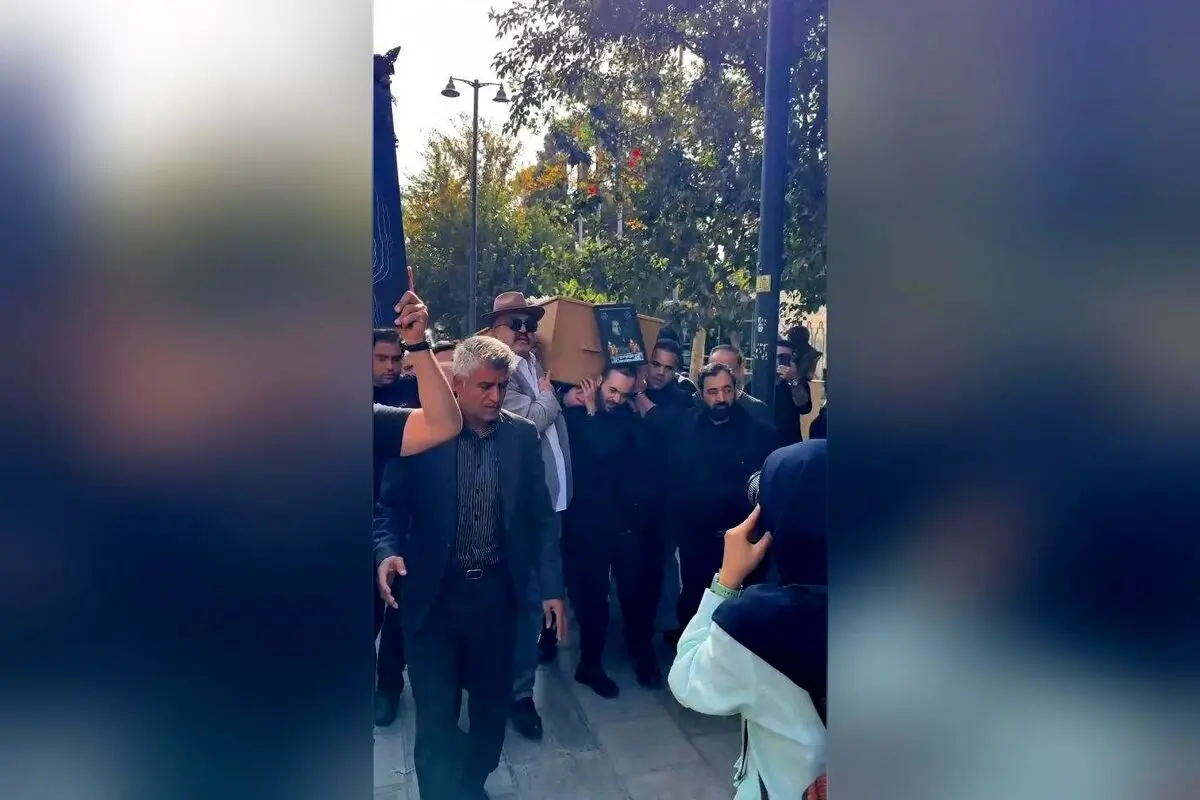 مراسم تشییع پیکر زنده یاد امید جهان با حضور جمعی از هواداران و هنرمندان برگزار شد  
تشییع پیکر امید جهان، یادبودی متفاوت در دل هواداران و هنرمندان  
حضور گسترده در مراسم وداع با زنده یاد امید جهان؛ لحظه‌ای بی‌نظیر در تاریخ موسیقی ایران