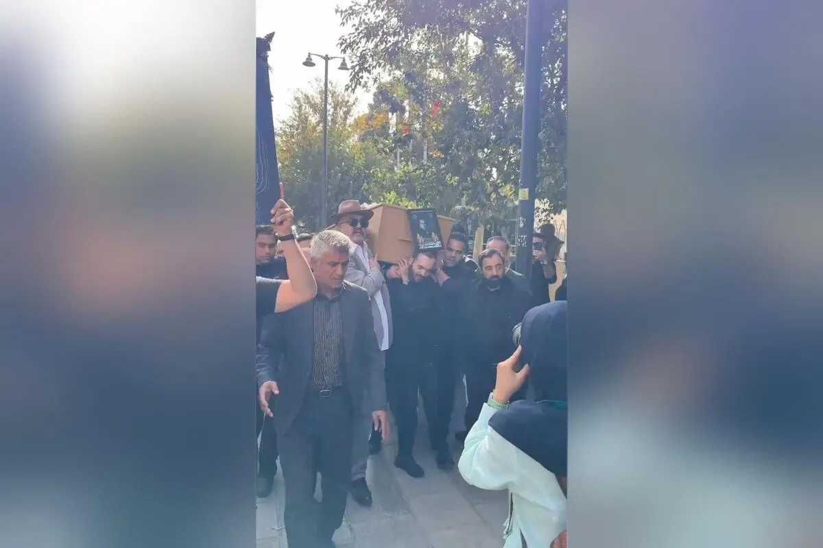 مراسم تشییع پیکر زنده یاد امید جهان با حضور جمعی از هواداران و هنرمندان برگزار شد  
تشییع پیکر امید جهان، یادبودی متفاوت در دل هواداران و هنرمندان  
حضور گسترده در مراسم وداع با زنده یاد امید جهان؛ لحظه‌ای بی‌نظیر در تاریخ موسیقی ایران
