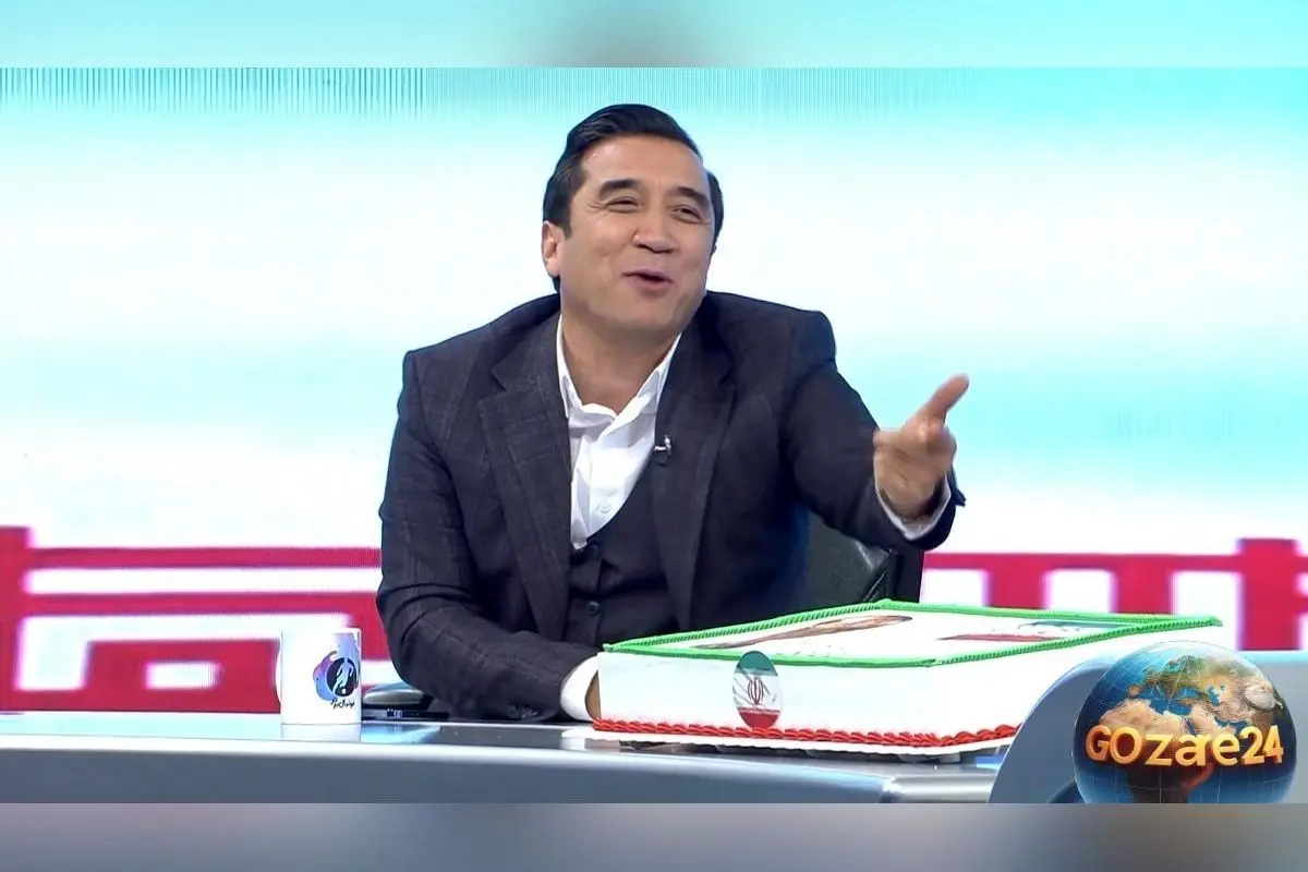 خداداد عزیزی با ناخونک زدن خنده دار و پخش آهنگ حماسی در برنامه فوتبال برتر + فیلم لحظه‌های طنز و خاطره‌انگیز