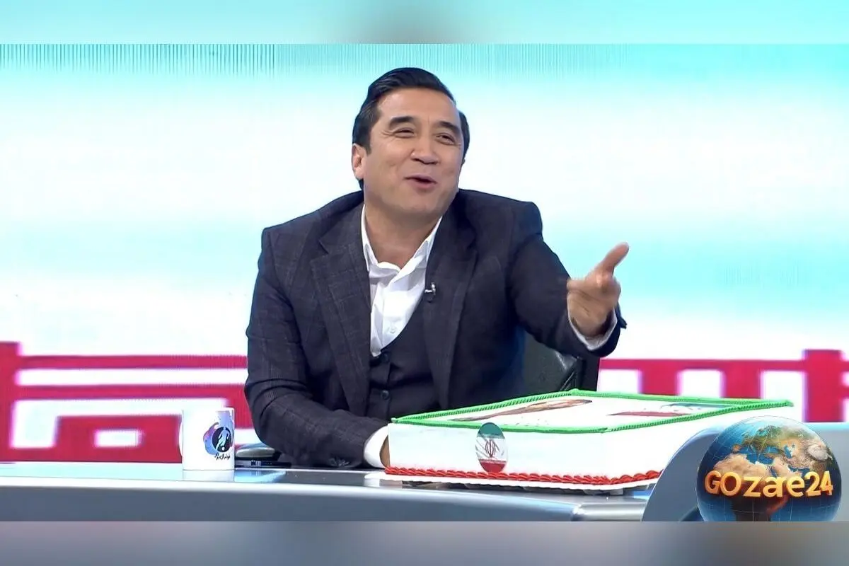 خداداد عزیزی با ناخونک زدن خنده دار و پخش آهنگ حماسی در برنامه فوتبال برتر + فیلم لحظه‌های طنز و خاطره‌انگیز