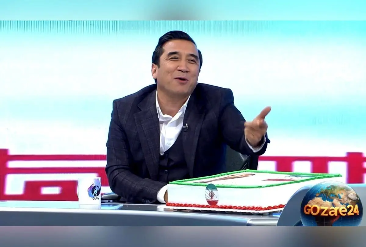 خداداد عزیزی با ناخونک زدن خنده دار و پخش آهنگ حماسی در برنامه فوتبال برتر + فیلم لحظه‌های طنز و خاطره‌انگیز