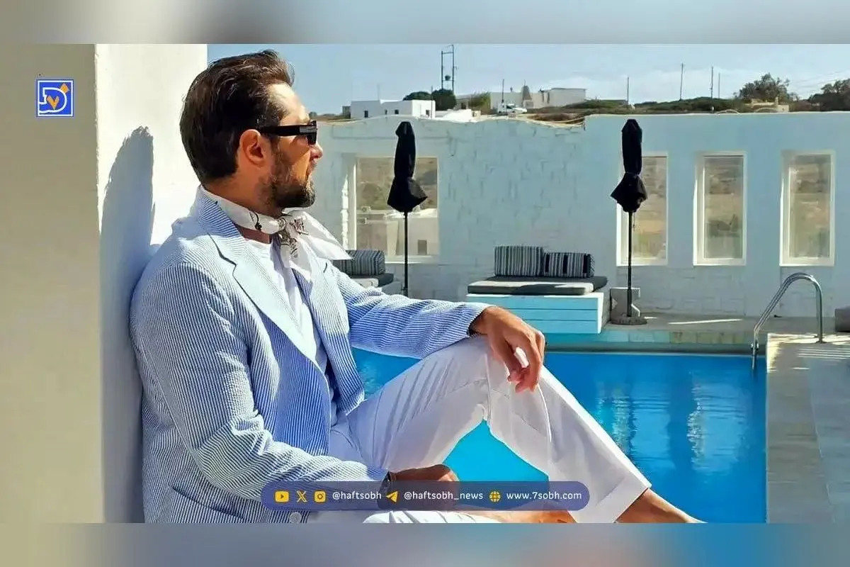 آلبوم تولد لاکچری پسر بهرام رادان و مینا مختاری با دیزاین کرم قهوه‌ای و گل‌های شیک و خاص