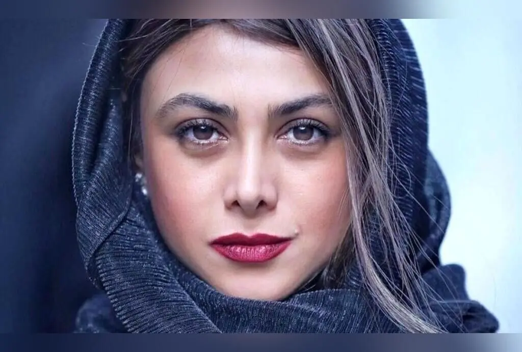 آزاده صمدی در ویدیویی متفاوت با فضای کلاسیک و میز و صندلی قدیمی، استایل خاص و جذابی را نمایش می‌دهد
