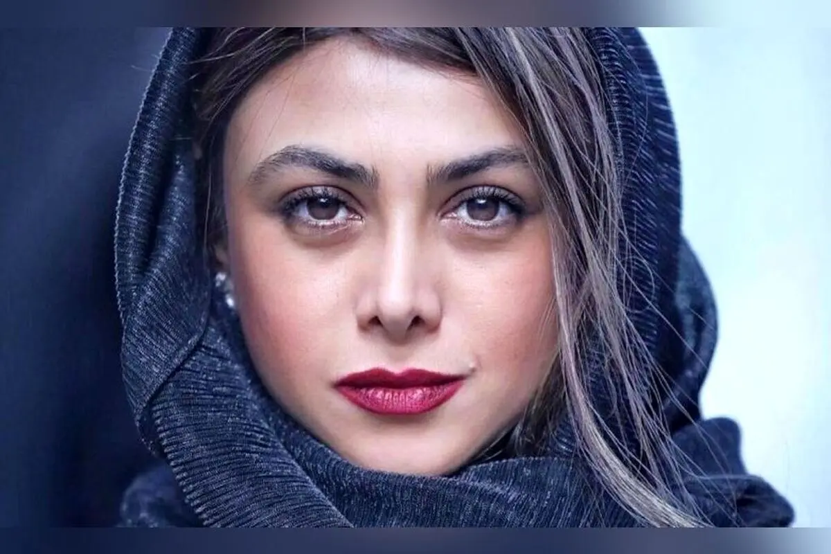 آزاده صمدی در ویدیویی متفاوت با فضای کلاسیک و میز و صندلی قدیمی، استایل خاص و جذابی را نمایش می‌دهد