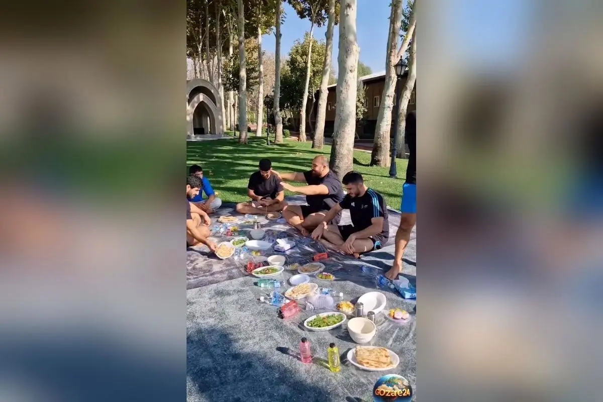 تصاویر خندهدار و دلنشین از آبگوشتخوری قهرمانان کشتی در حیاط سرسبز و باصفای تیم ملی + فیلم و جزئیات