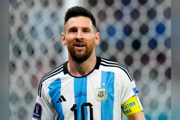 تصاویر جدید لیونل مسی در کنار کفپوش سرامیک شطرنجی و صندلی چوبی؛ پادشاه فوتبال جهان در فضایی کلاسیک و خاص