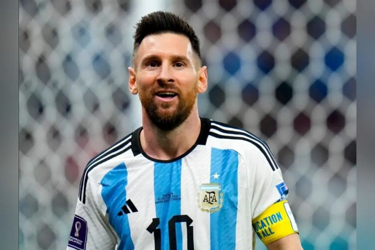 تصاویر جدید لیونل مسی در کنار کفپوش سرامیک شطرنجی و صندلی چوبی؛ پادشاه فوتبال جهان در فضایی کلاسیک و خاص