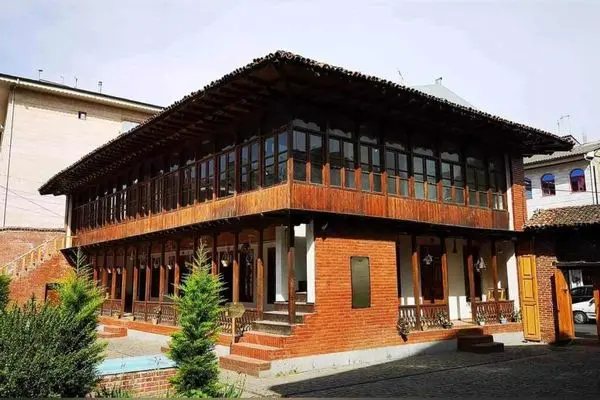 خانه تاریخی میرزا کوچک خان جنگلی در رشت؛ نمادی از معماری بومی و میراث فرهنگی شمال ایران