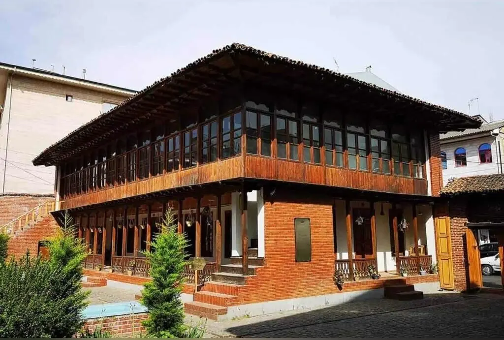 خانه تاریخی میرزا کوچک خان جنگلی در رشت؛ نمادی از معماری بومی و میراث فرهنگی شمال ایران