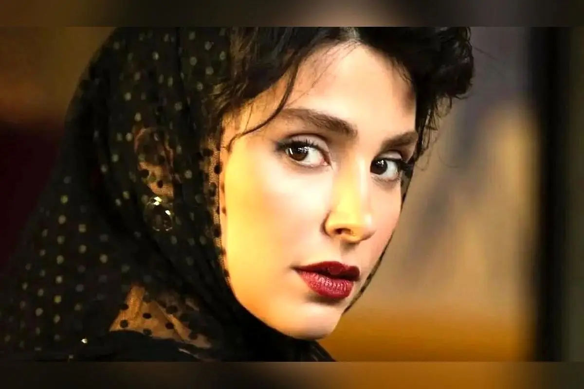 استایل قرمز و آبی لاله مرزبان در دربی؛ طرفداری یا پرسپولیسی بودن بازیگر معروف؟