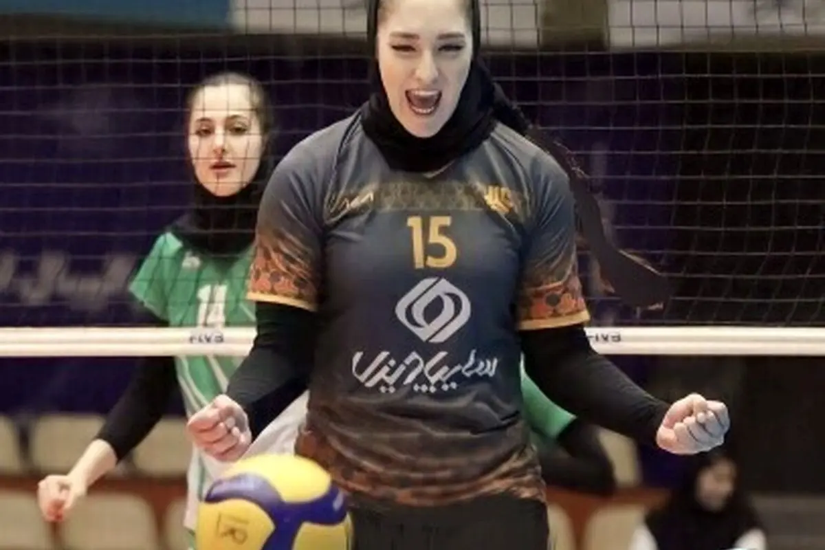 مانتوی فانتزی فیروزهای آیتک سلامت، ستاره تیم ملی والیبال زنان ایران در بهار، با تصاویر زیبا و جذاب!