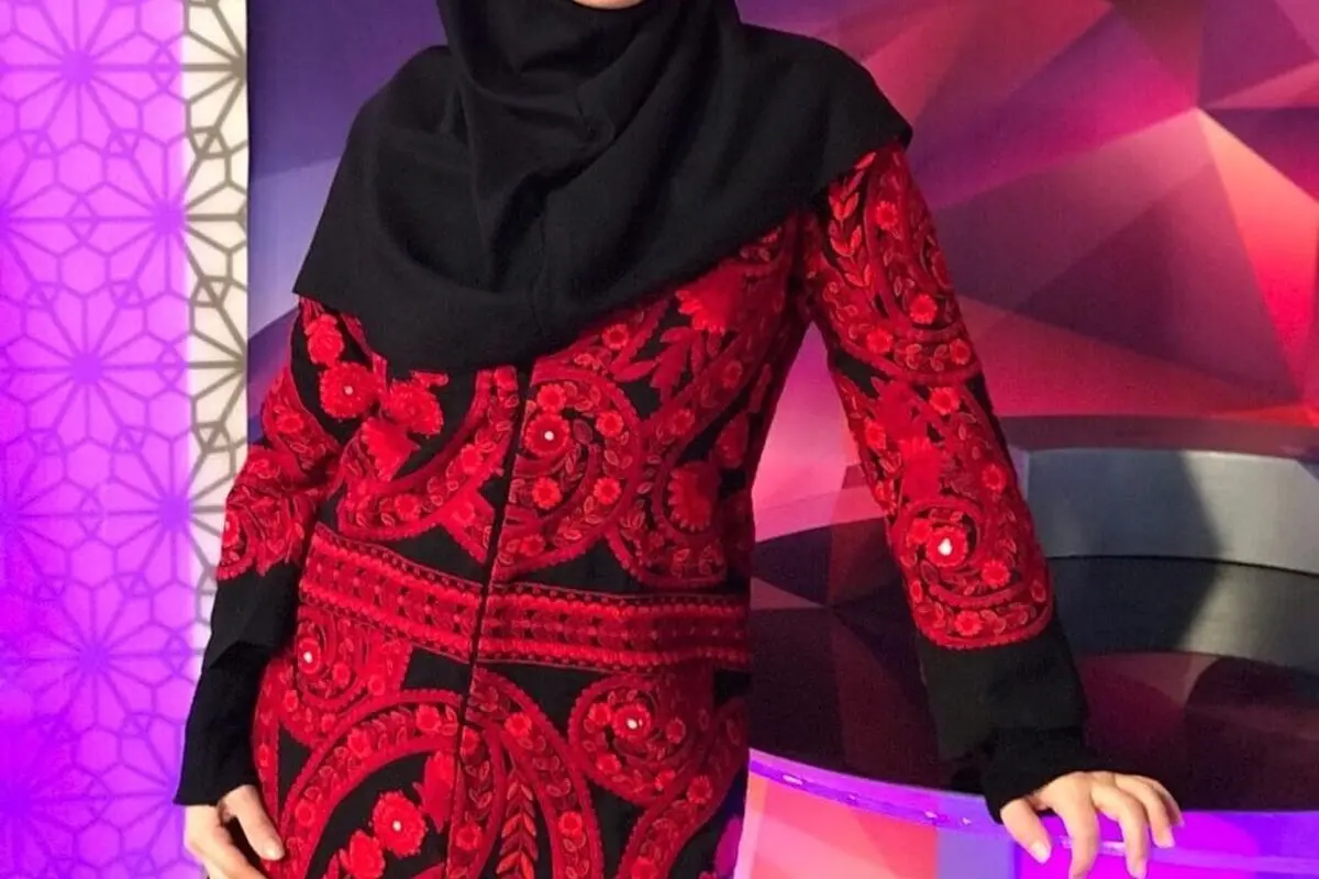 خانه مجری معروف تلویزیون با چیدمان رمانتیک شمع و گلدان، حال و هوای شاعرانه و زیبا را به نمایش می‌گذارد