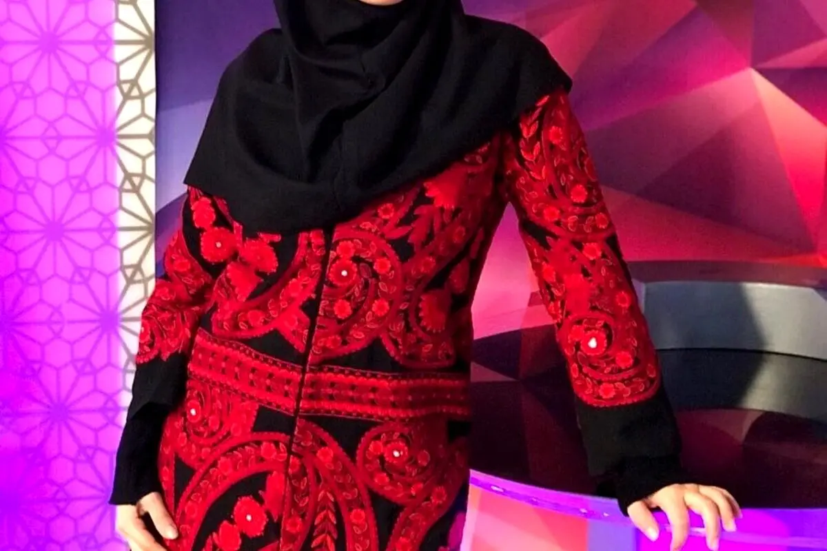 خانه مجری معروف تلویزیون با چیدمان رمانتیک شمع و گلدان، حال و هوای شاعرانه و زیبا را به نمایش می‌گذارد