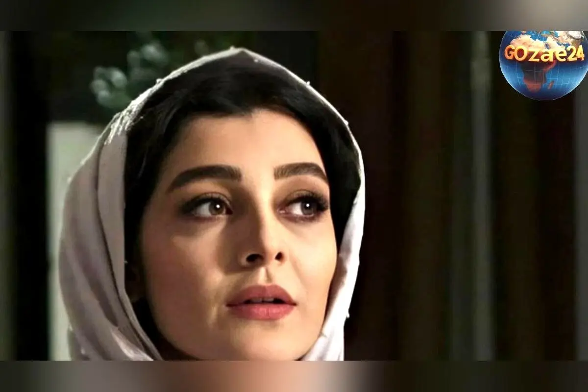 ساره بیات در ساختمان مدرن با استایل هنری و پیام تبریک روز سه‌شنبه