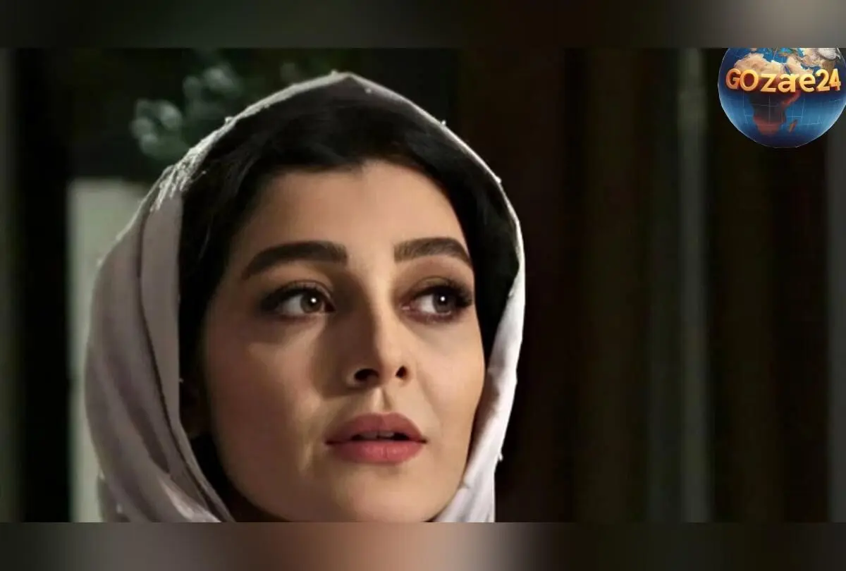 ساره بیات در ساختمان مدرن با استایل هنری و پیام تبریک روز سه‌شنبه