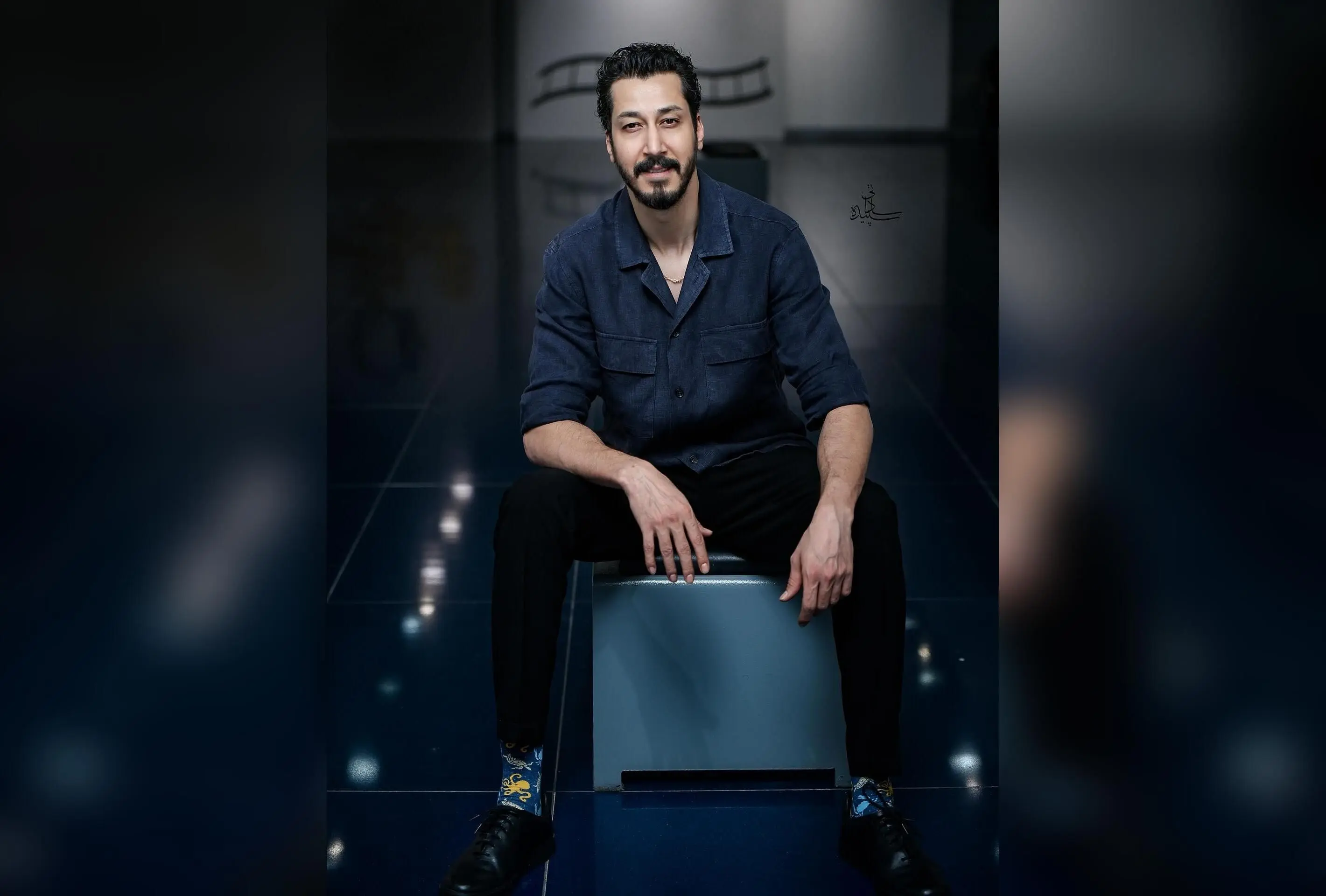 بهرام افشاری در اکران مردمی فیلم «مرد عینکی» با استایلی خاص و جذاب 