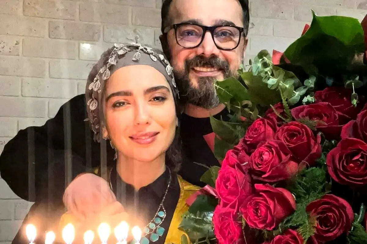 تولد بسیار ساده سپند امیر سلیمانی برای مونا کرمی / کیک و یک دسته گل+متن تبریک