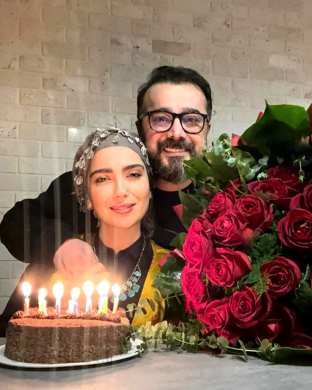تولد بسیار ساده سپند امیر سلیمانی برای مونا کرمی / کیک و یک دسته گل+متن تبریک