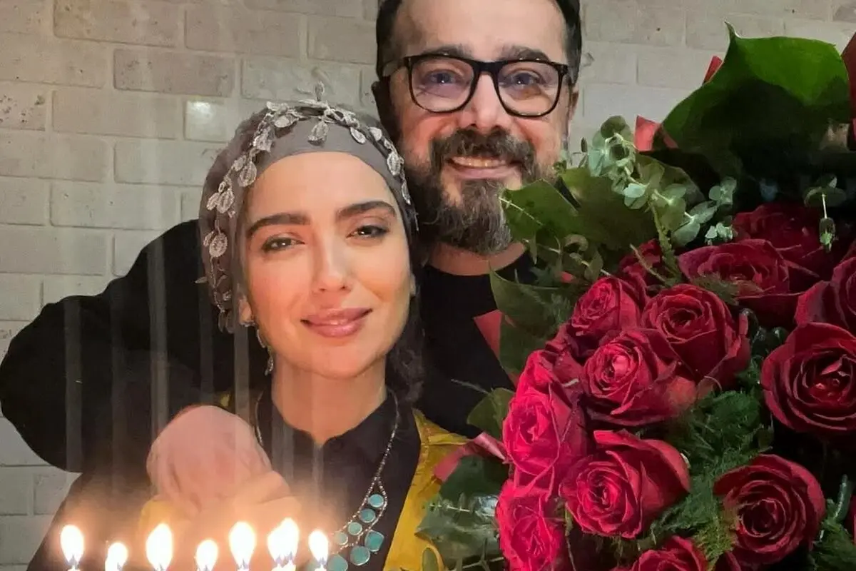 تولد بسیار ساده سپند امیر سلیمانی برای مونا کرمی / کیک و یک دسته گل+متن تبریک