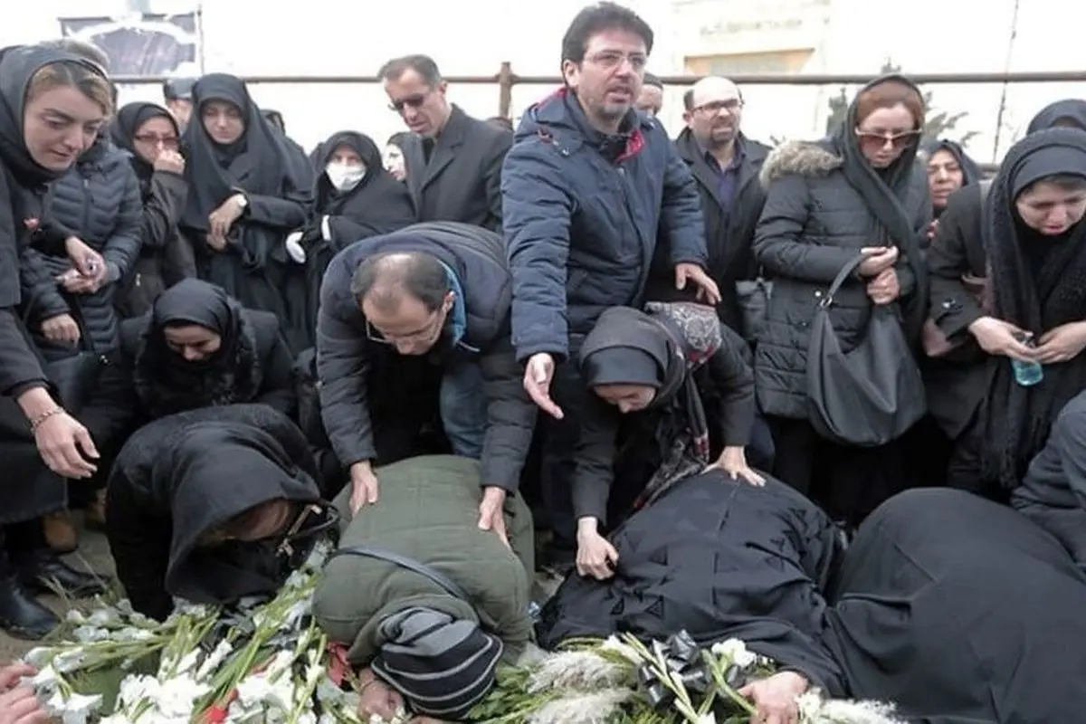 تصاویر غمانگیز دختران بازیگران مشهور در مراسم خاکسپاری پدرانشان | چهرههای گریان و لحظههای احساساتی