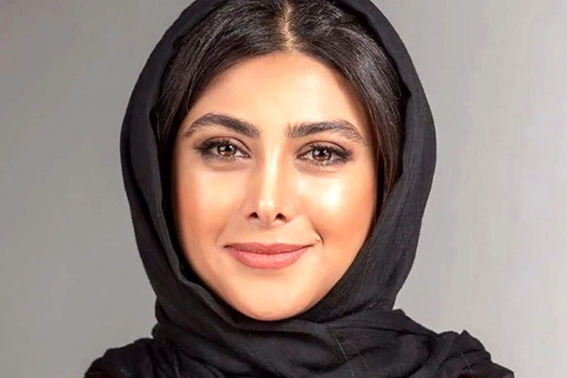 استایل جذاب آزاده صمدی با کت جین و کلاه طوسی؛ ترکیب شیک و ساده‌ای که نگاه‌ها را خیره کرد!