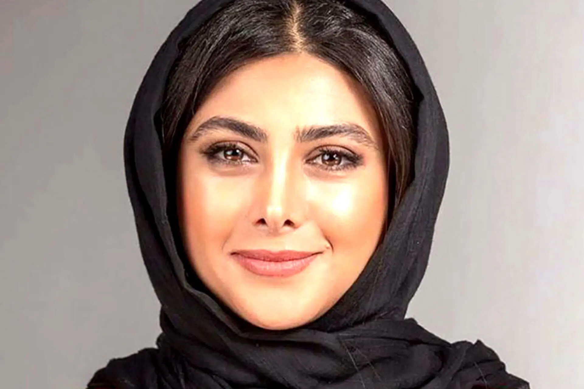 استایل جذاب آزاده صمدی با کت جین و کلاه طوسی؛ ترکیب شیک و ساده‌ای که نگاه‌ها را خیره کرد!