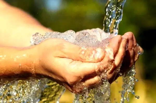 تعبیر خواب آب جاری: از نگاه سنتی تا روان‌شناسی مدرن در ۷ روایت