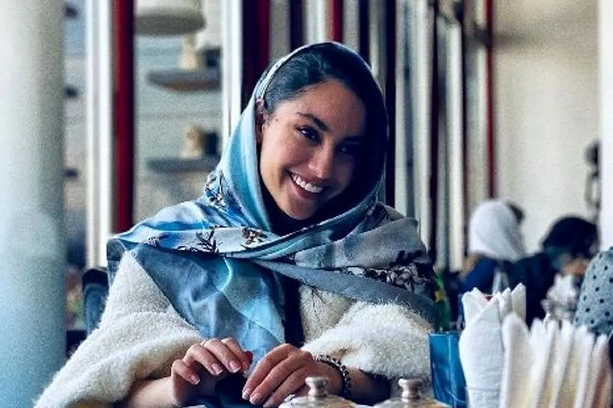 تصویر خاص ترلان پروانه در کنار پنجره قدیمی خانه دنج و آرام + عکس جدید
