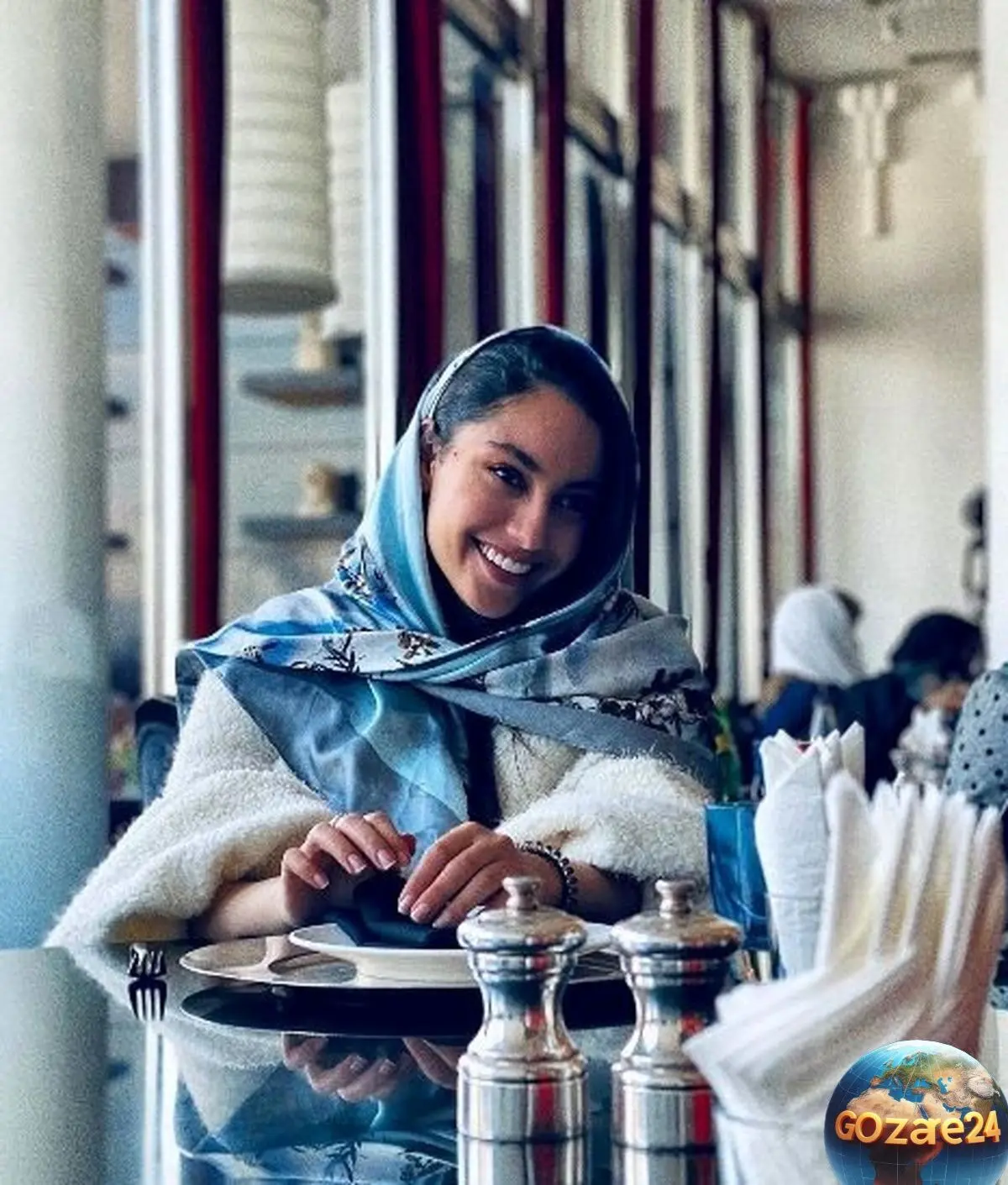 تصویر خاص ترلان پروانه در کنار پنجره قدیمی خانه دنج و آرام + عکس جدید