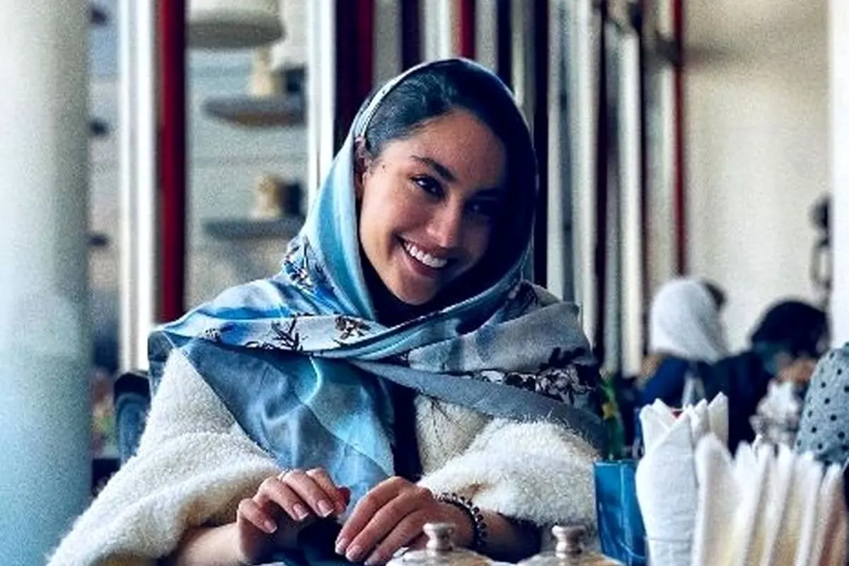 تصویر خاص ترلان پروانه در کنار پنجره قدیمی خانه دنج و آرام + عکس جدید