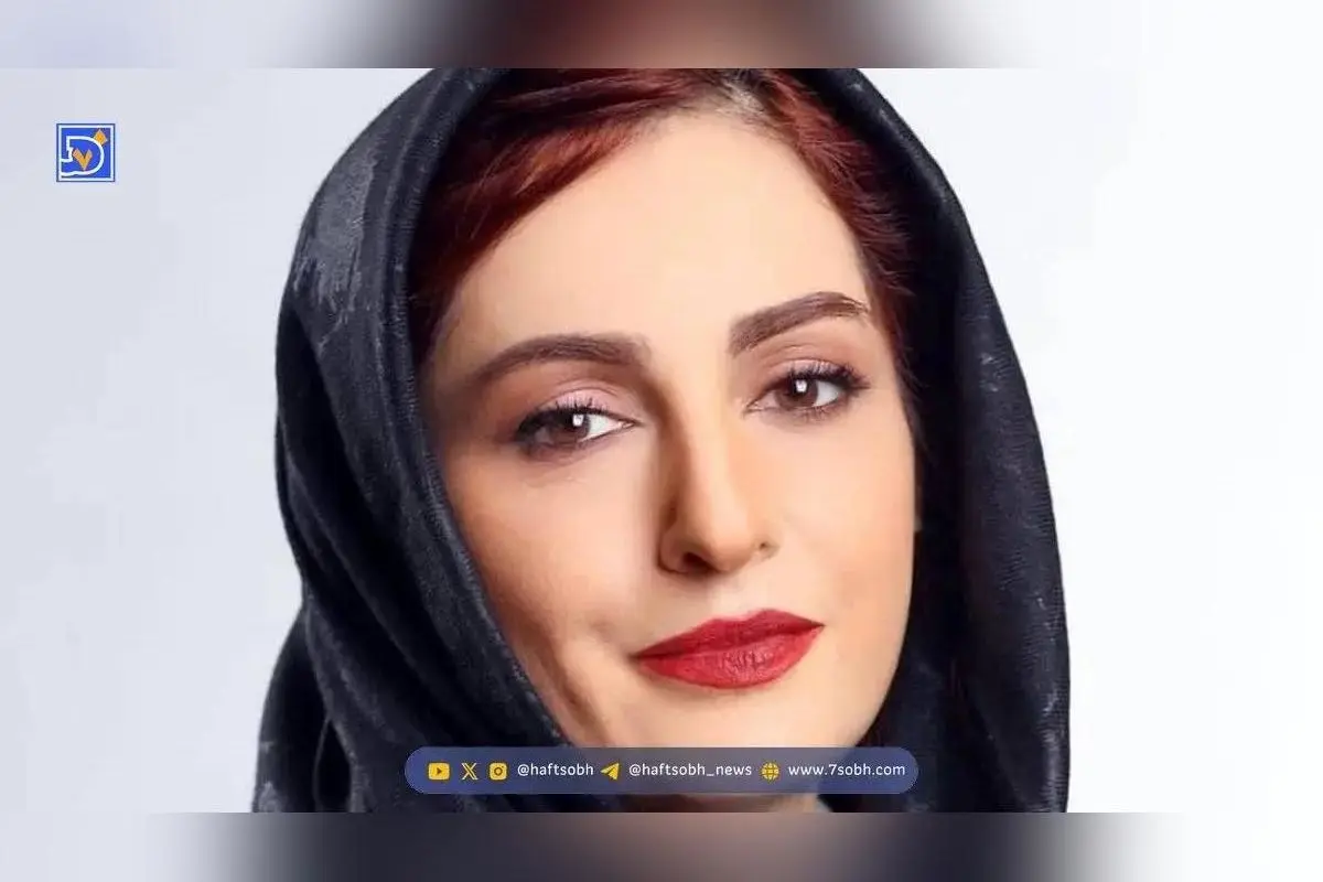 تصویر دلنشین راه‌پله چوبی خانه شقایق دهقان با طراحی سنتی و یادآور خانه‌های قدیمی ایرانی