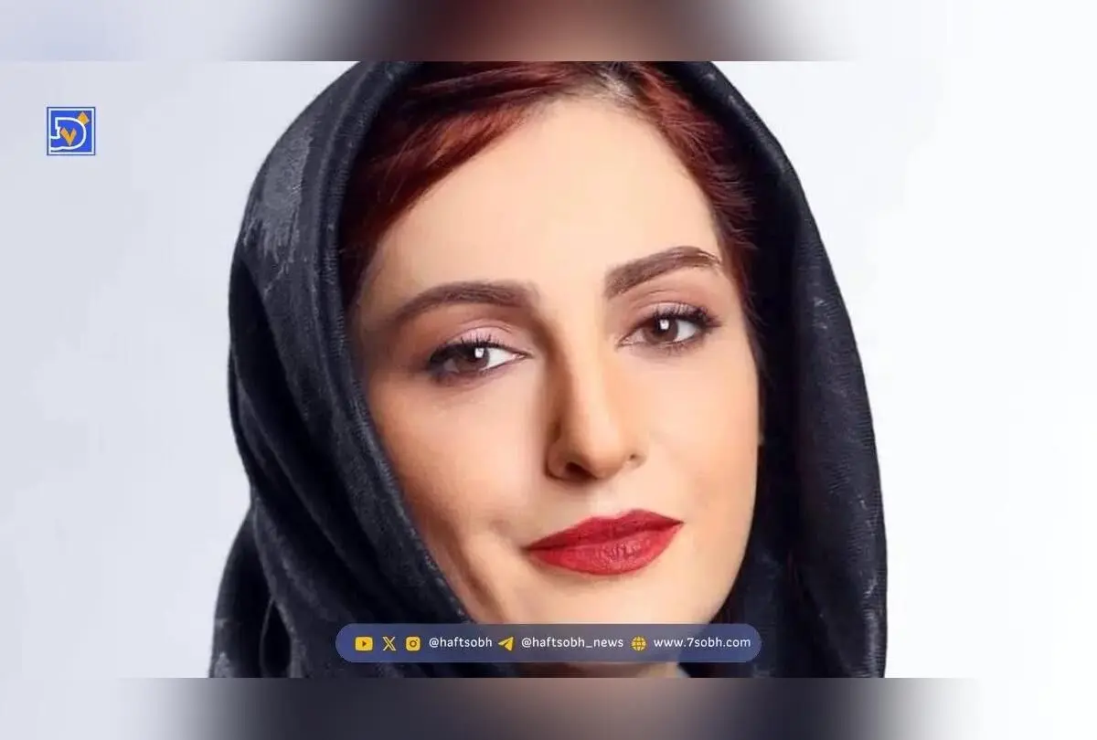 تصویر دلنشین راه‌پله چوبی خانه شقایق دهقان با طراحی سنتی و یادآور خانه‌های قدیمی ایرانی