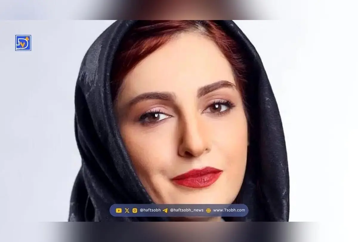 تصویر دلنشین راه‌پله چوبی خانه شقایق دهقان با طراحی سنتی و یادآور خانه‌های قدیمی ایرانی