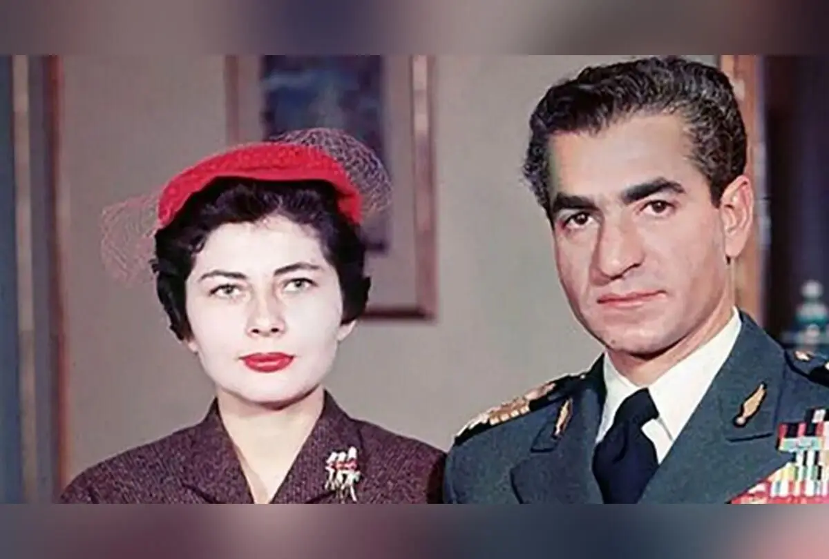 تصویر نادر از محمدرضا پهلوی در روز عروسی با ثریا اسفندیاری در کاخ مرمر تهران – لحظه ورود به مراسم دومین عروسی در سال ۱۹۵۱