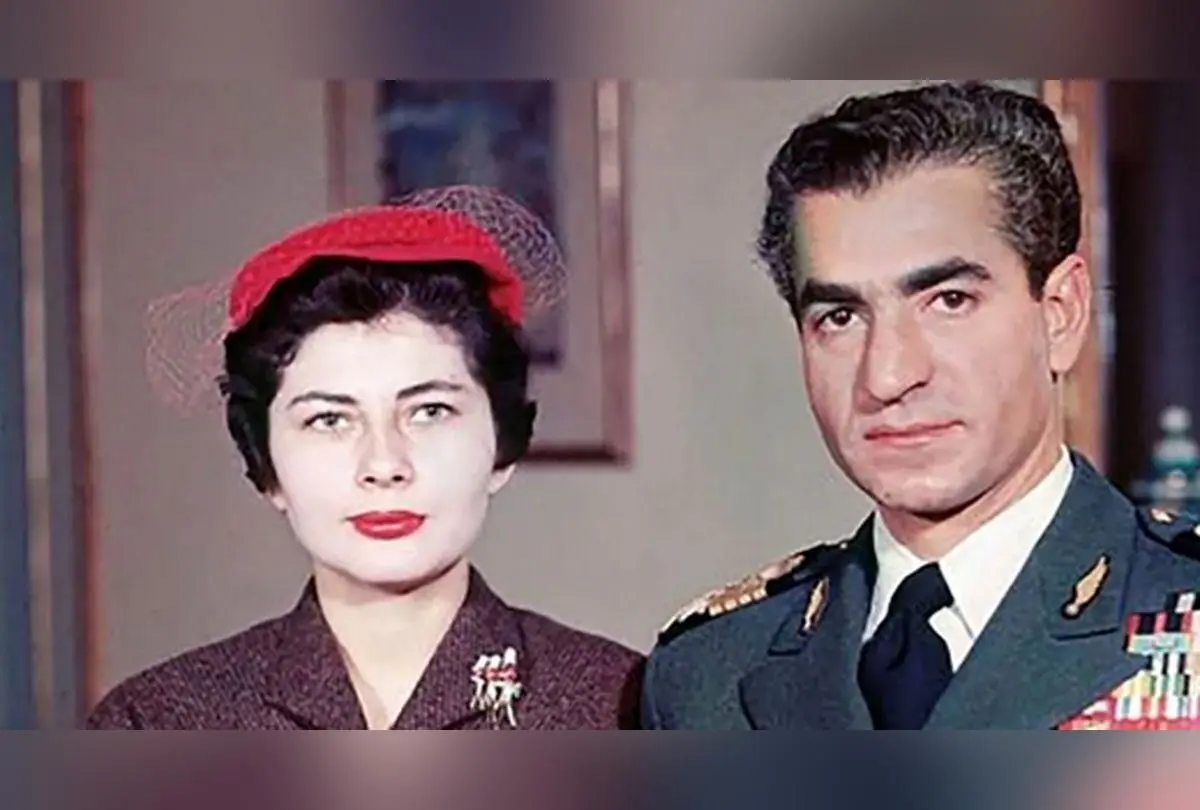 تصویر نادر از محمدرضا پهلوی در روز عروسی با ثریا اسفندیاری در کاخ مرمر تهران – لحظه ورود به مراسم دومین عروسی در سال ۱۹۵۱