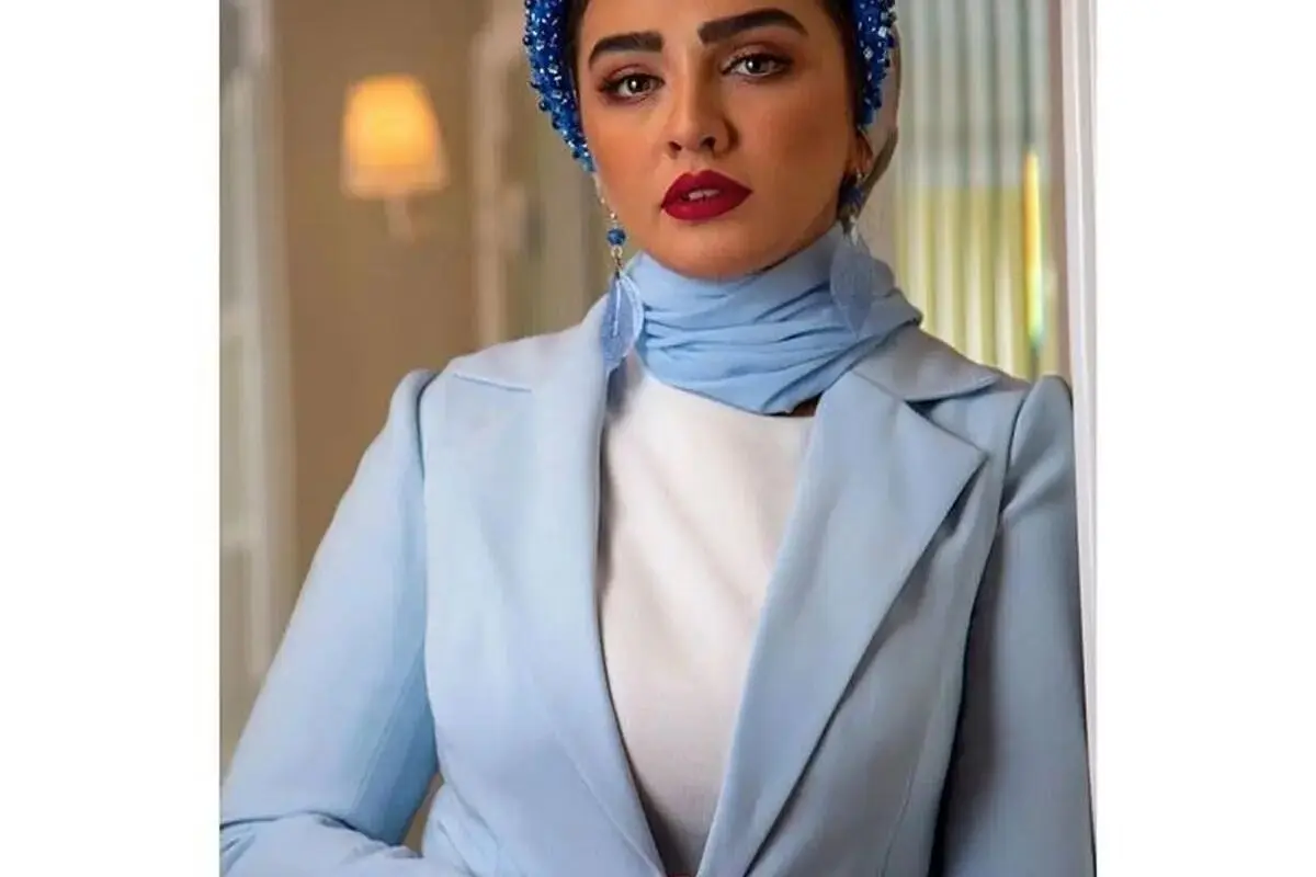 سیما خضرآبادی در سلفی خاص لب پنجره برج‌های بلند تهران!